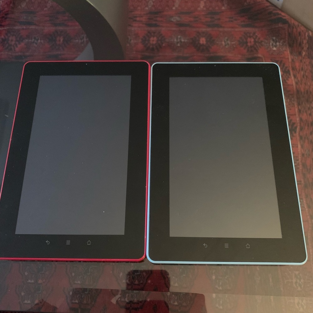 Dual Pack of kobo Vox ereader both needs battery.